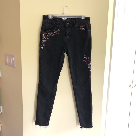Flower-Embroidered Black Denim Jeans - Picture 4 of 7